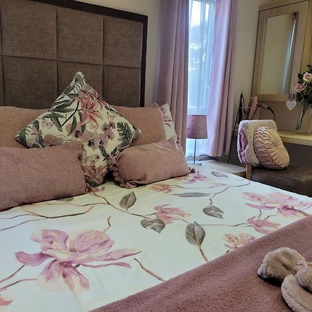 Beautiful 2 Bedroom Caravan, Holiday Park Tenby Saint Florence Exterior foto