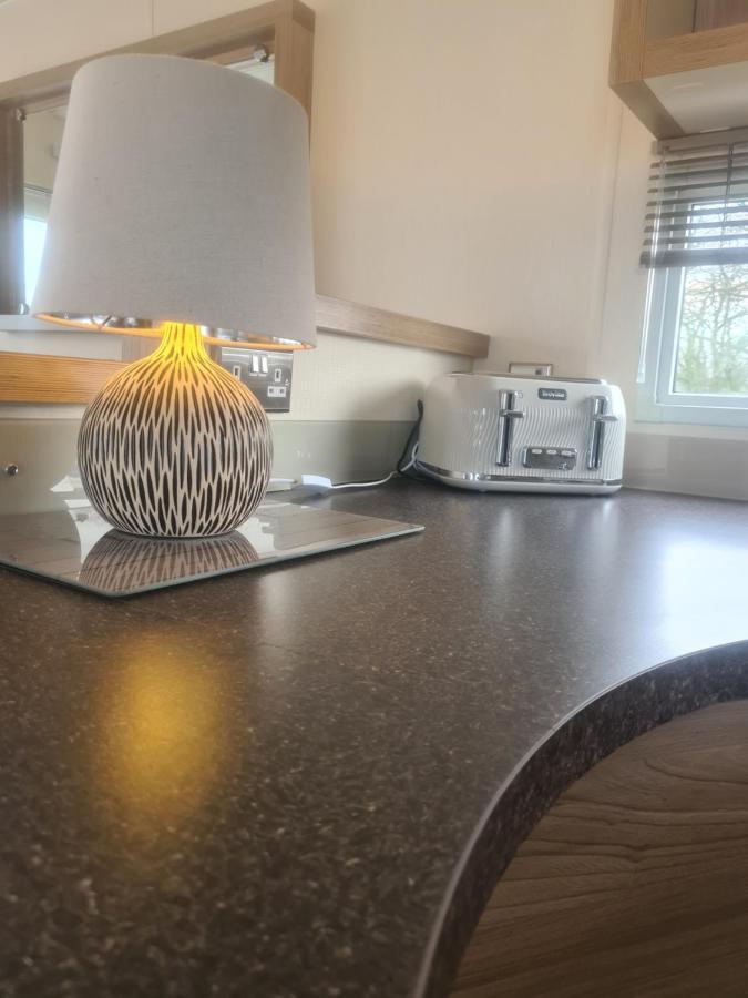 Beautiful 2 Bedroom Caravan, Holiday Park Tenby Saint Florence Exterior foto