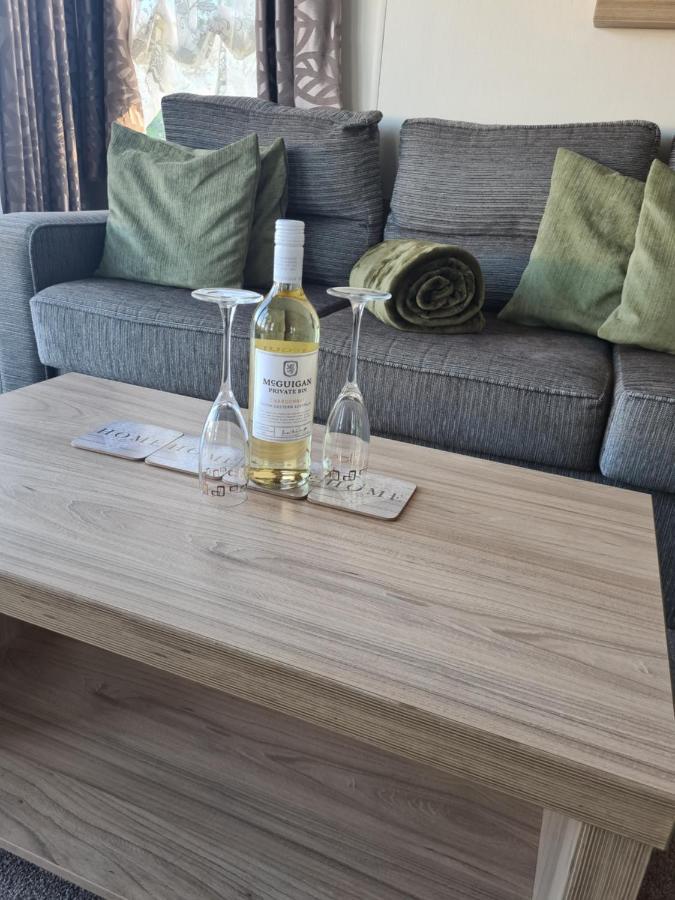 Beautiful 2 Bedroom Caravan, Holiday Park Tenby Saint Florence Exterior foto