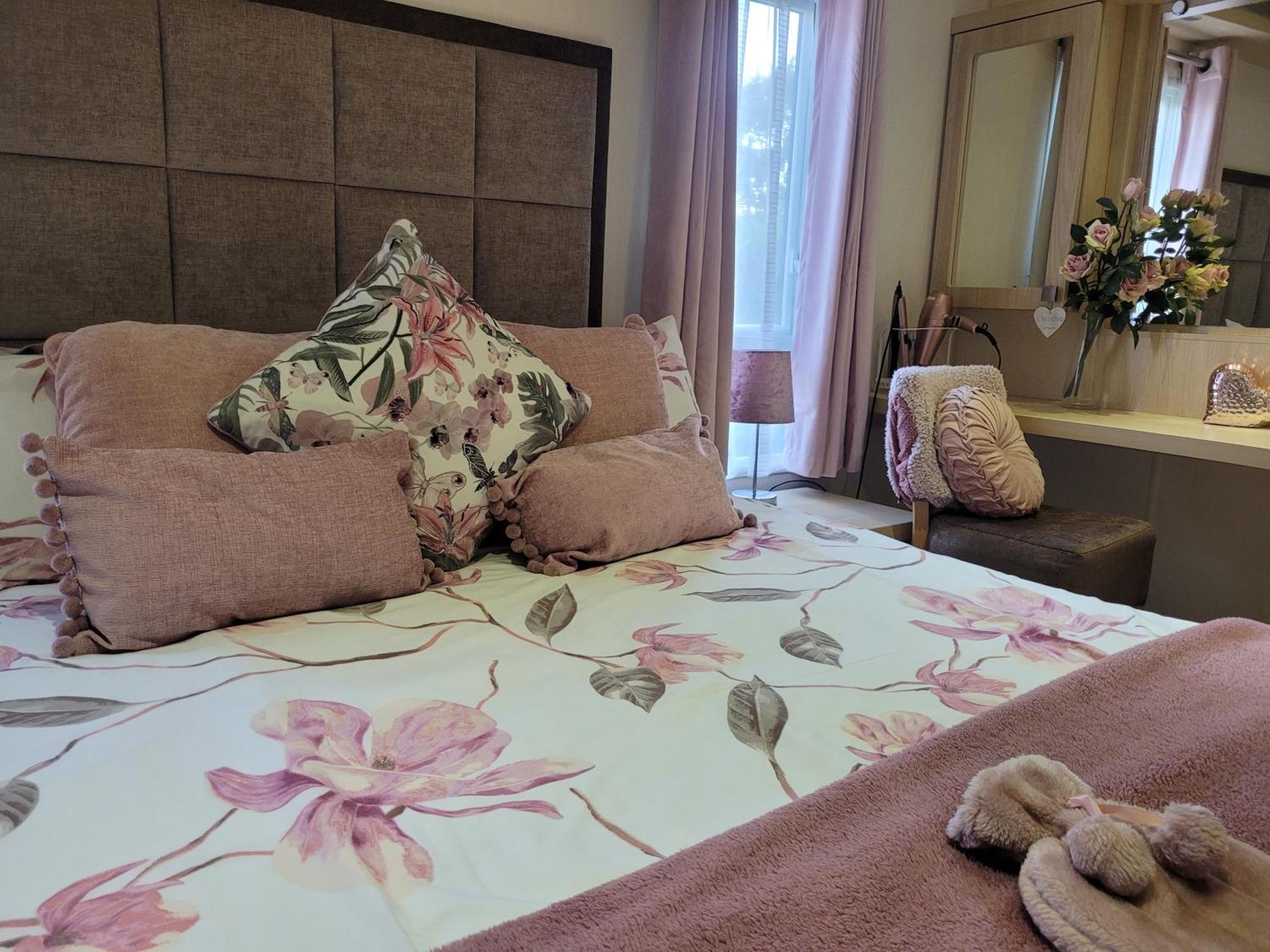 Beautiful 2 Bedroom Caravan, Holiday Park Tenby Saint Florence Exterior foto